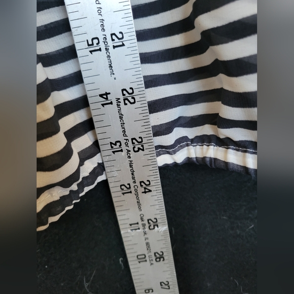 Medium sleeveless black and white striped sheer gap blouse. - Picture 5 of 5